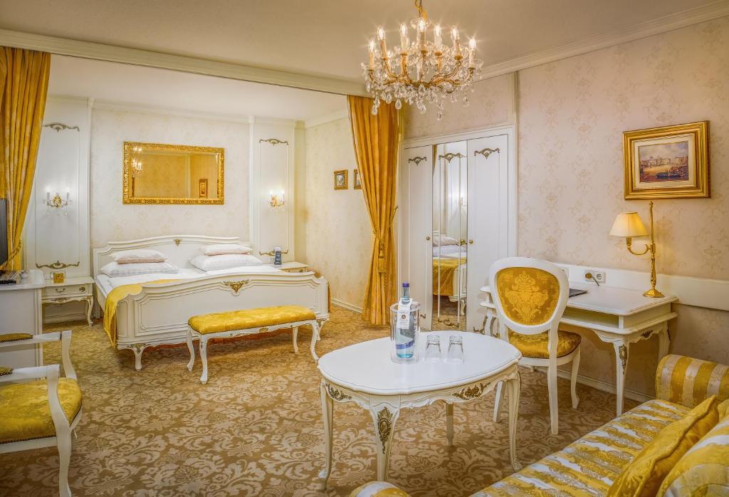 Postel nebo postele na pokoji v ubytování Schlosshotel Römischer Kaiser