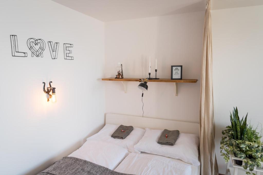 A bed or beds in a room at MOOKI Mountain & Pool Gerlitzen Apartment