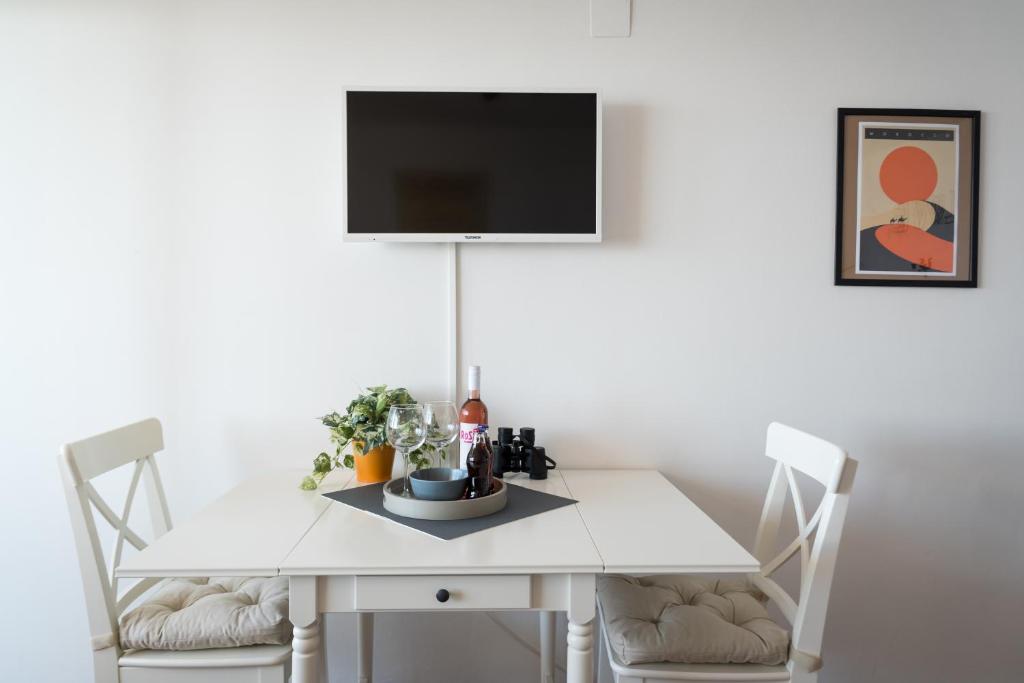 A television and/or entertainment centre at MOOKI Mountain & Pool Gerlitzen Apartment