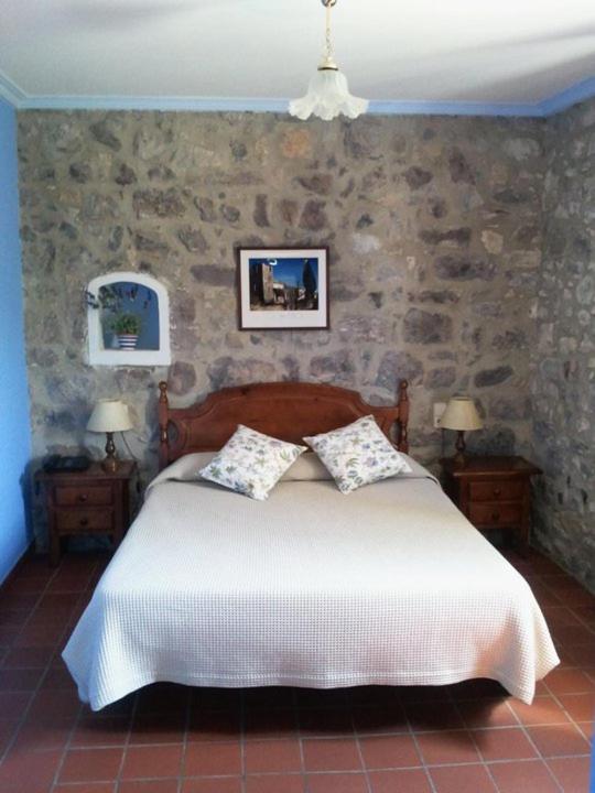 Postel nebo postele na pokoji v ubytování Hostal de la Rovira