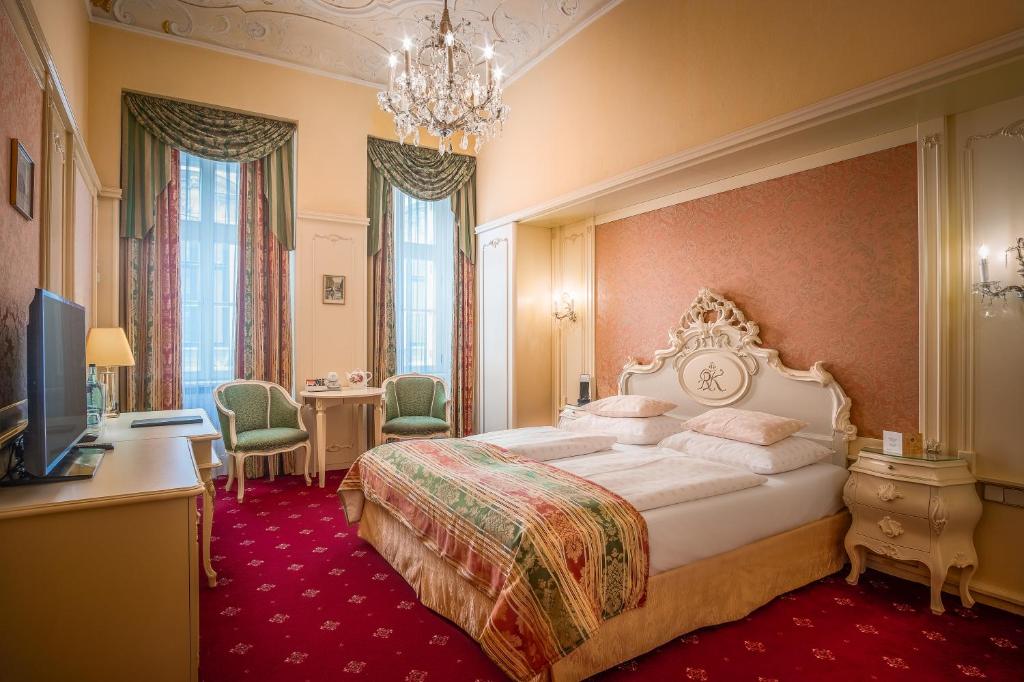 A bed or beds in a room at Schlosshotel Römischer Kaiser