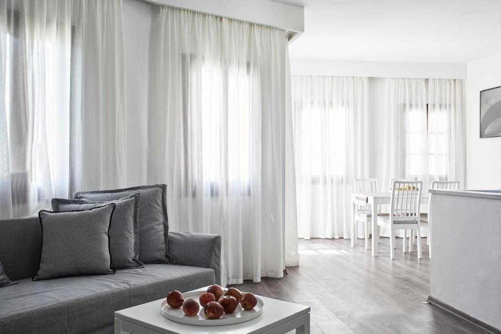 un soggiorno con un divano e un tavolo di Sunrise Paros a Naoussa