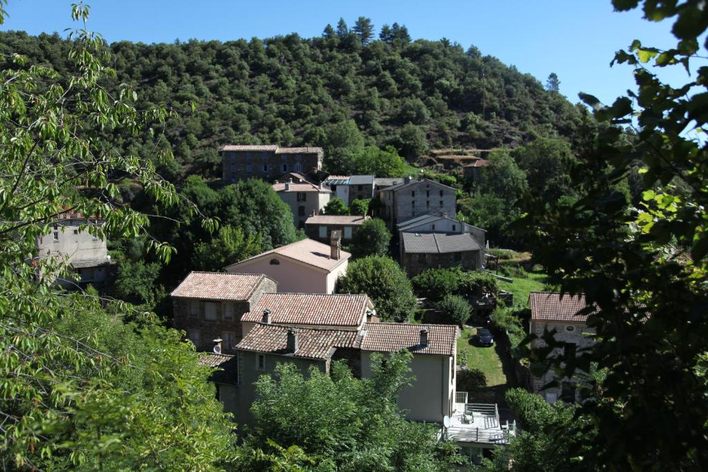 un pequeño pueblo en una colina con casas en La Caladette, en Les Plantiers