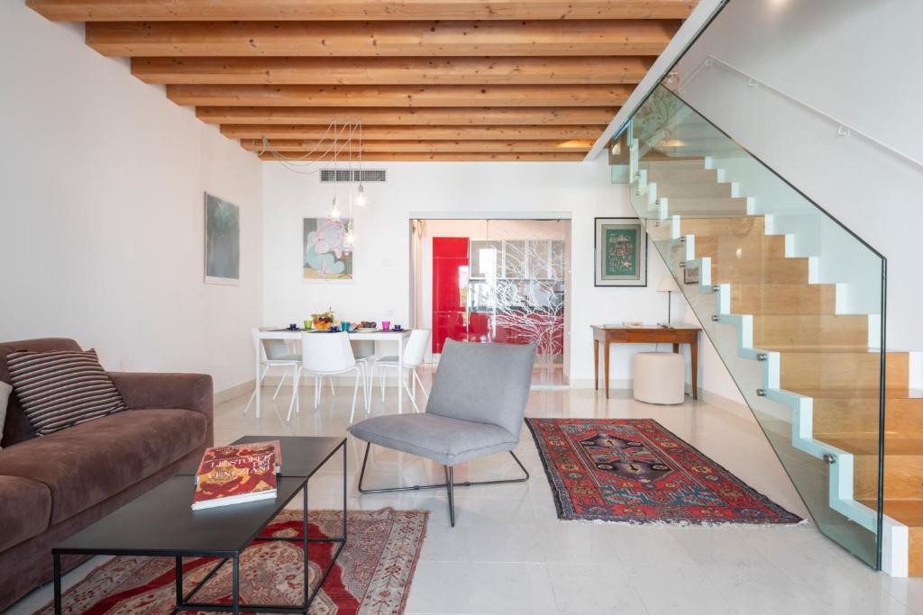 威尼斯Cà degli Archi 2的带沙发和楼梯的客厅