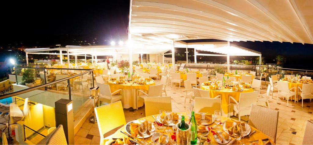 Reštaurácia alebo iné gastronomické zariadenie v ubytovaní Cefalù Sea Palace