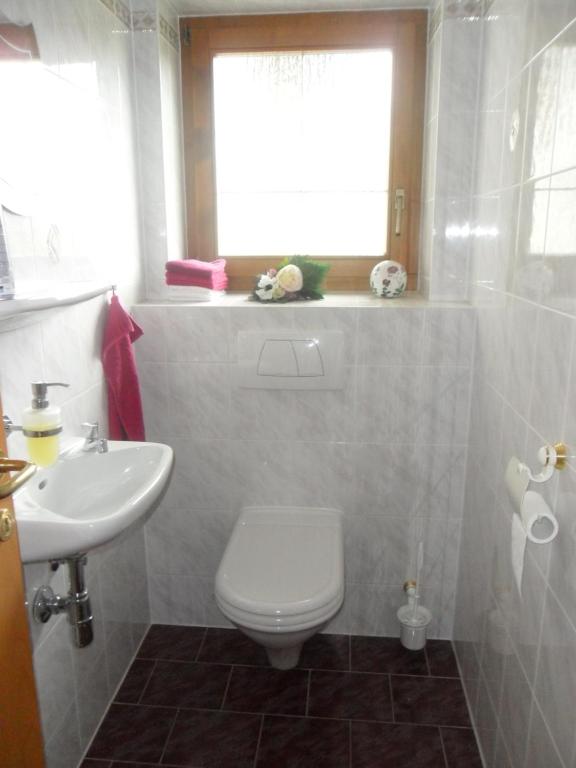 Kúpeľňa v ubytovaní Ferienwohnung Möderndorfer, Fulpmes
