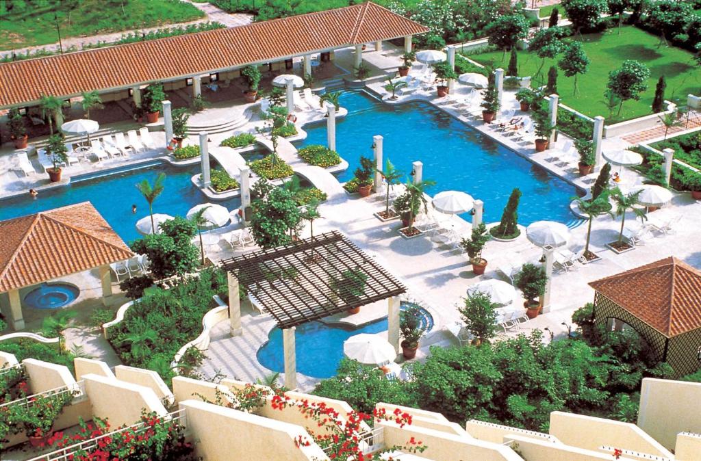 una vista sul tetto di una piscina in un resort di Grand Coloane Resort a Macao