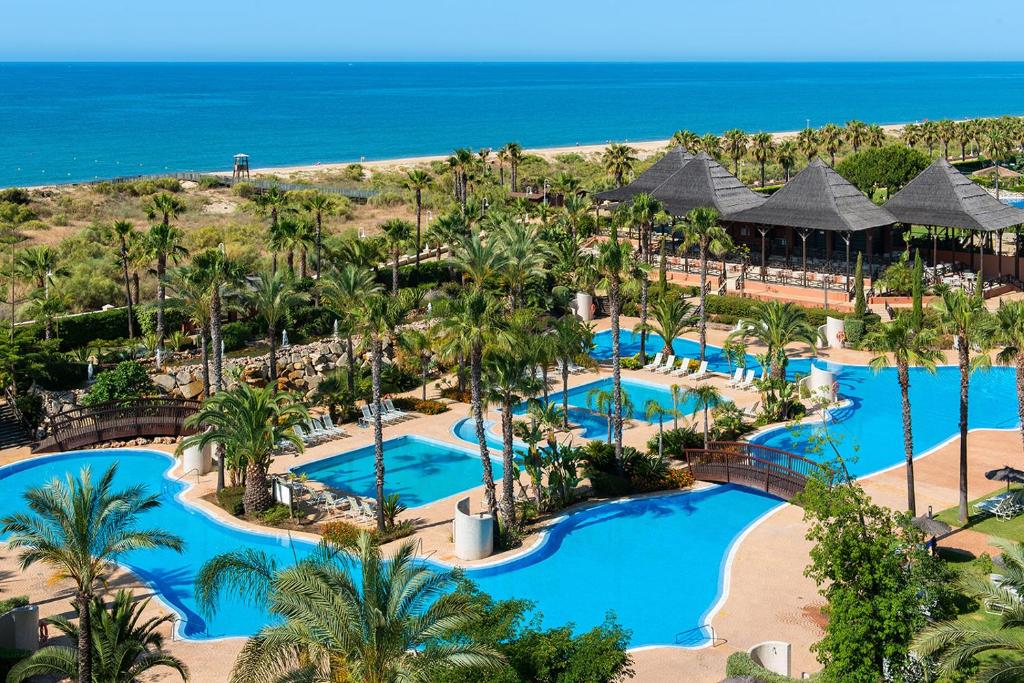 una vista aérea de la piscina del resort en Puerto Antilla Grand Hotel, en Islantilla