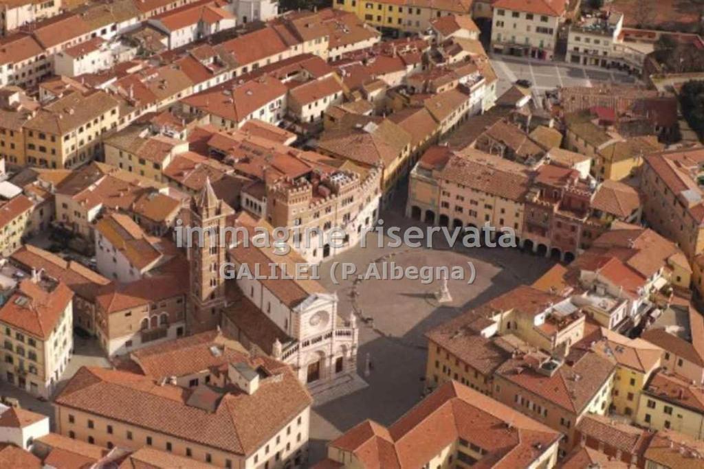 una vista aérea de una ciudad con edificios en Appartamento Piazza Dante Alighieri en Grosseto