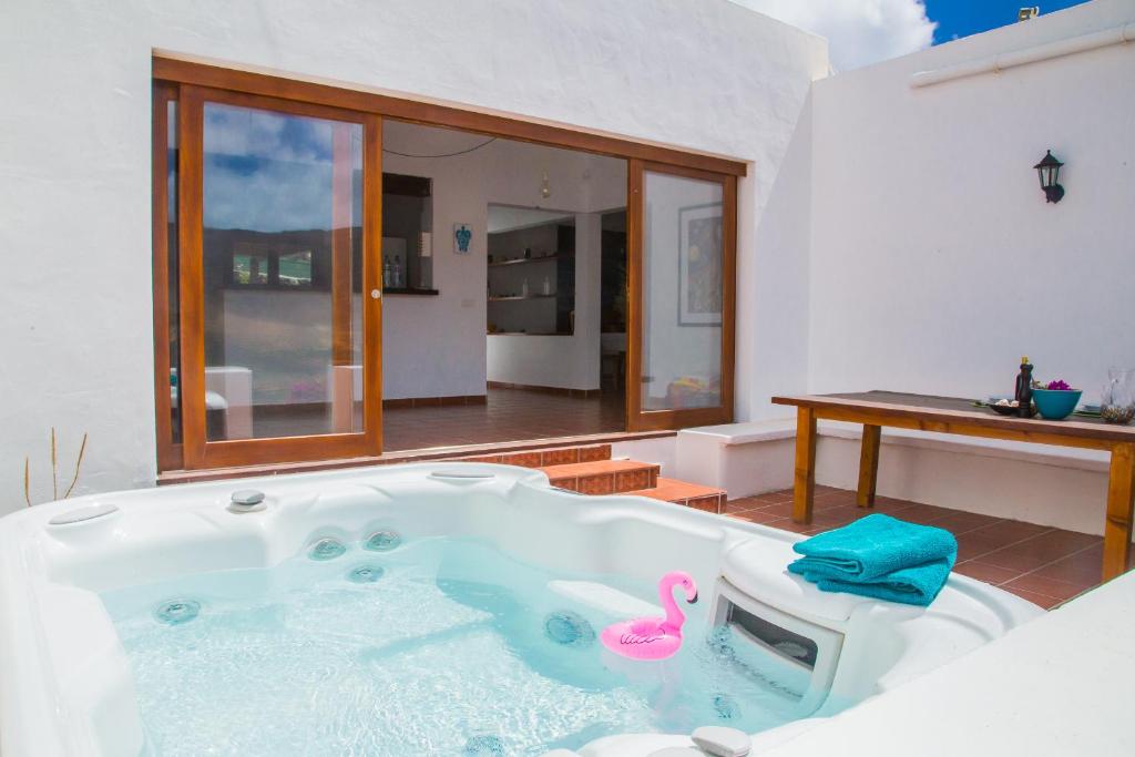 a bath tub with a pink flamingo in a room at Holiday house Casa Mariposa in Tabayesco in Tabayesco