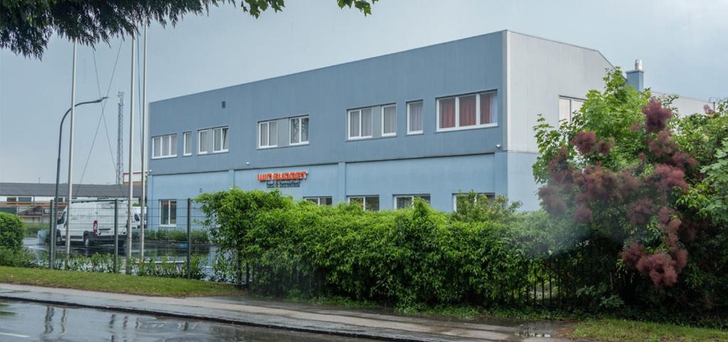 un edificio azul con un cartel en el costado en WinBudget Guntramsdorf en Guntramsdorf