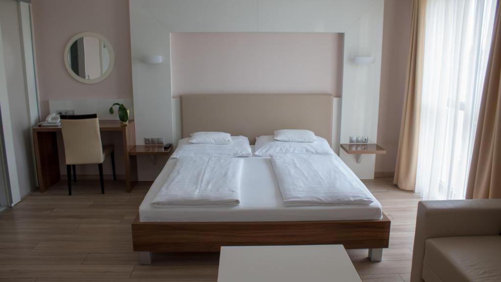 Posteľ alebo postele v izbe v ubytovaní Gokart Hotel