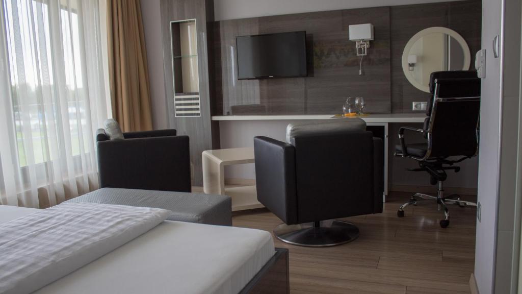 Televízia a/alebo spoločenská miestnosť v ubytovaní Gokart Hotel