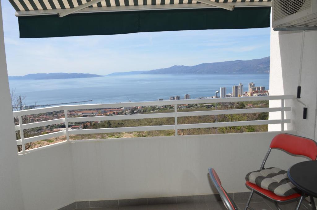 een kamer met een balkon met uitzicht op de oceaan bij Marica in Rijeka