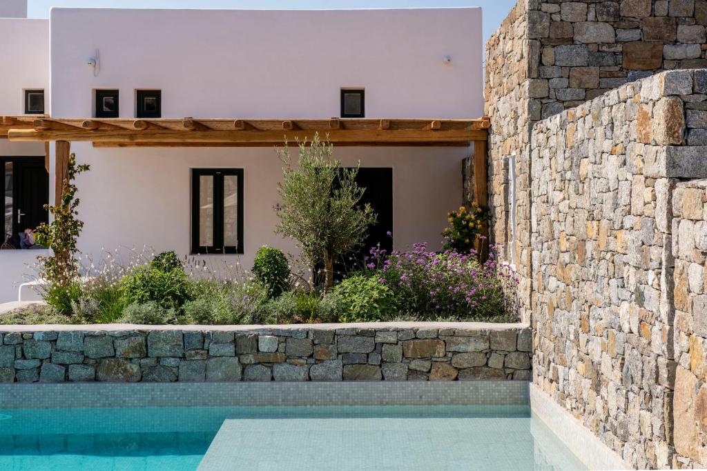 Bazén v ubytování Mykonos Drops nebo v jeho okolí