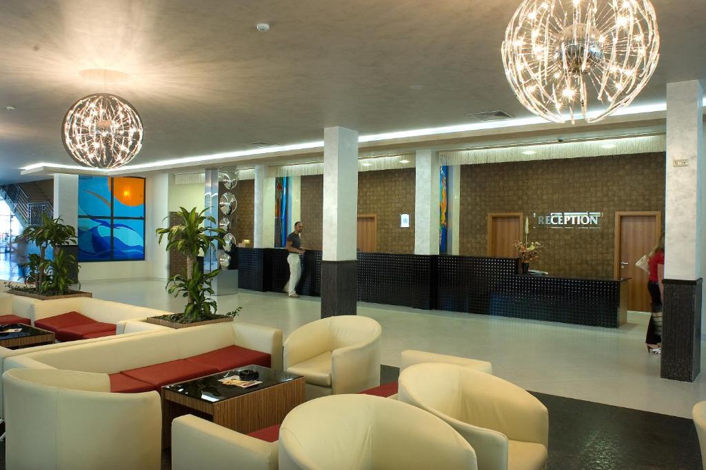 TV a/nebo společenská místnost v ubytování Hotel Glarus Beach