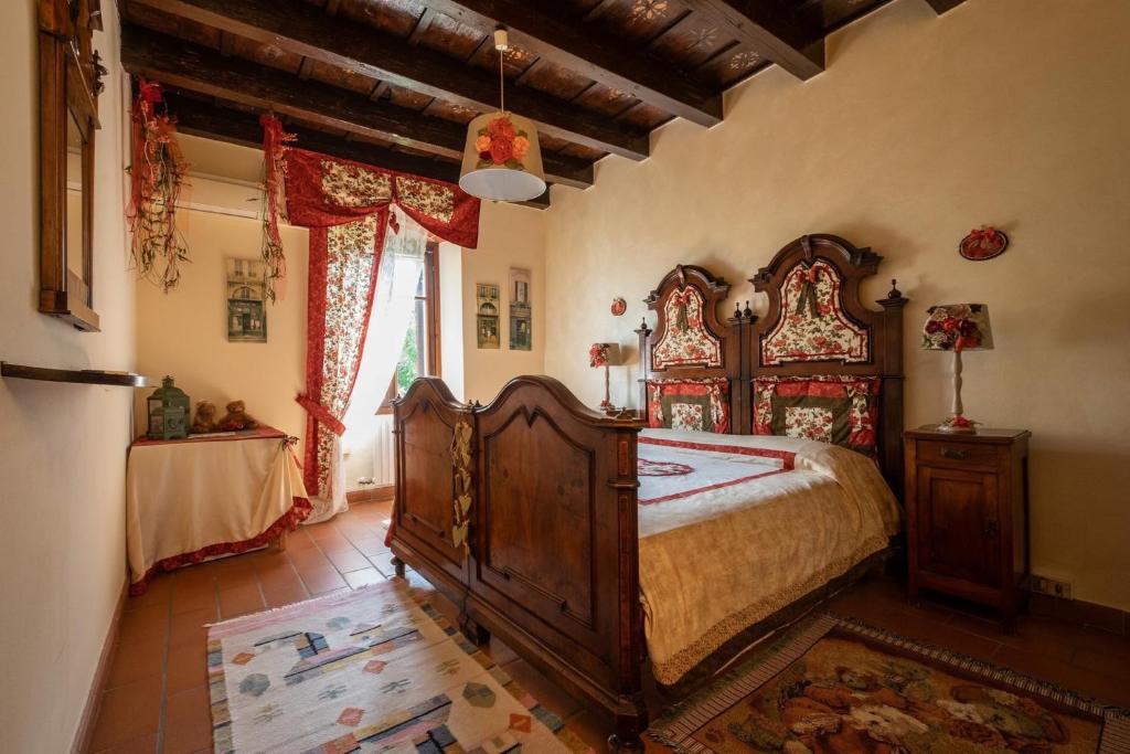 - une chambre avec un grand lit en bois dans l'établissement Ai Due Pini B&B, à Pescantina