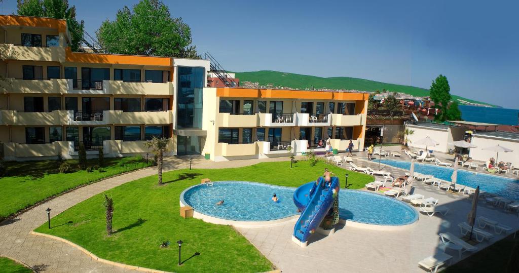 Bazén v ubytování Hotel Glarus Beach nebo v jeho okolí