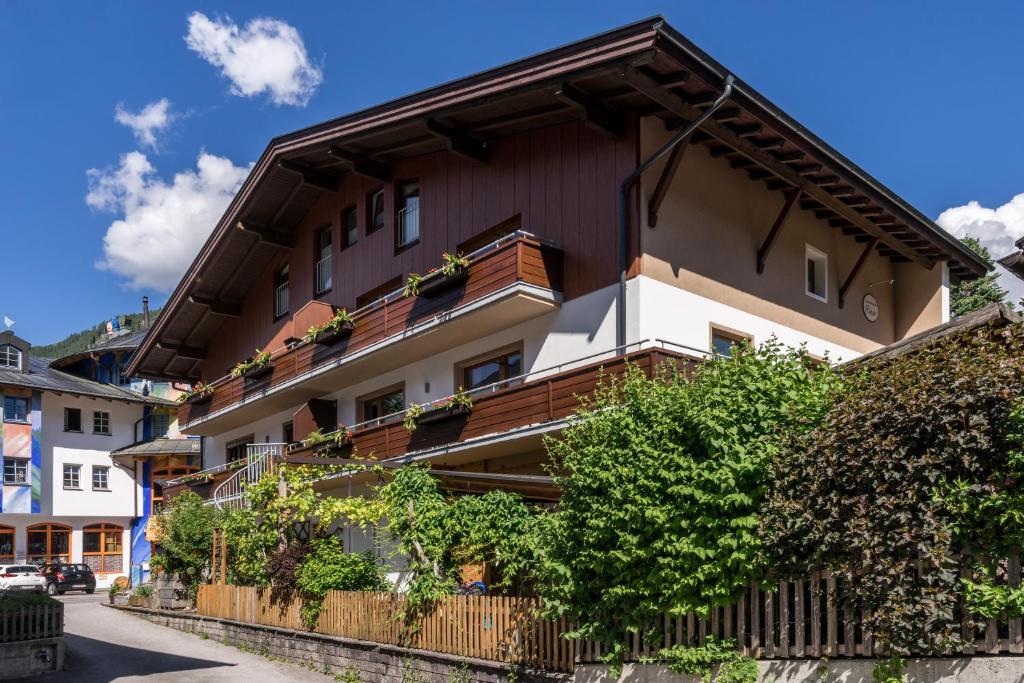 una casa de color marrón y blanco en Appartements Rieser - im Herzen von Mayrhofen - sonniger Balkon - 3 Schlafzimmer, en Mayrhofen