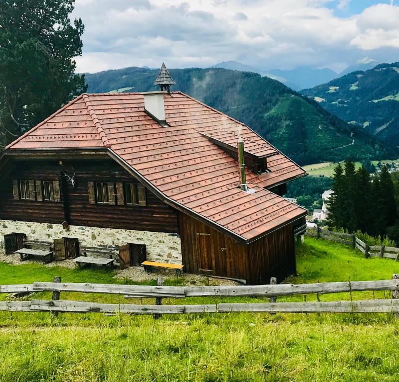 ムーラウにあるChalet Meiereiの赤い屋根の木造家屋