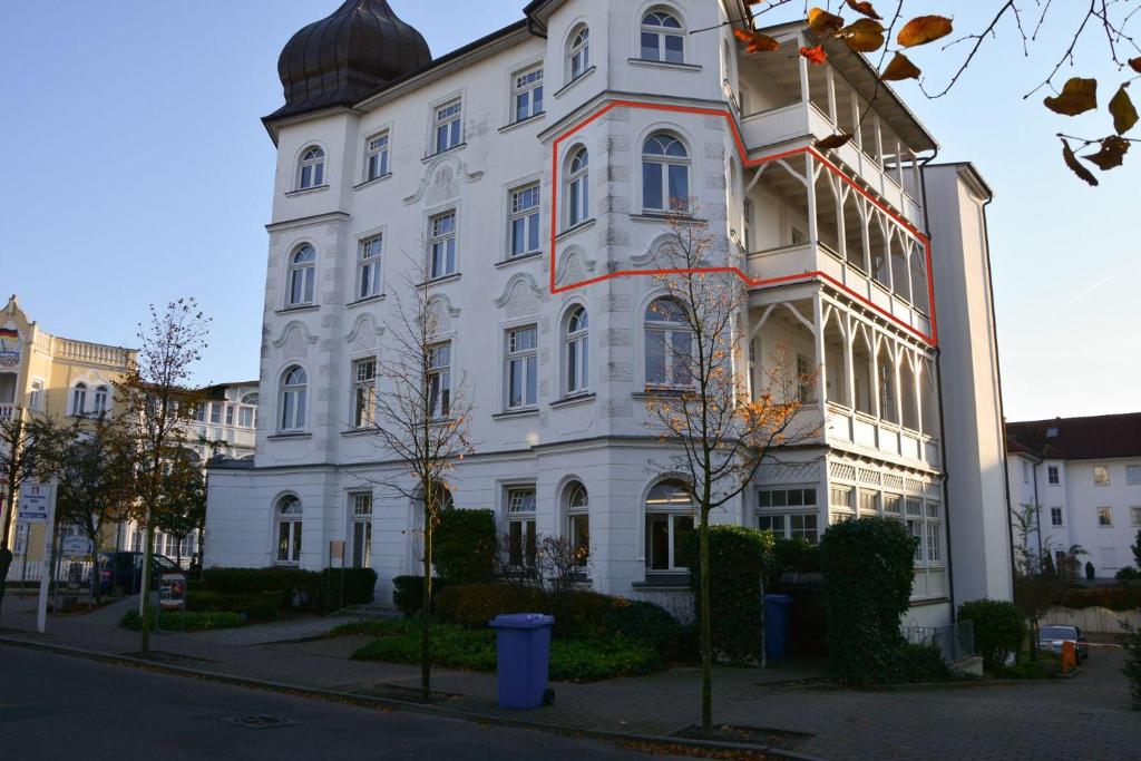 a large white building on the corner of a street at Haus Metropol 2-Raum-Apartment - Nr. 10 in Binz