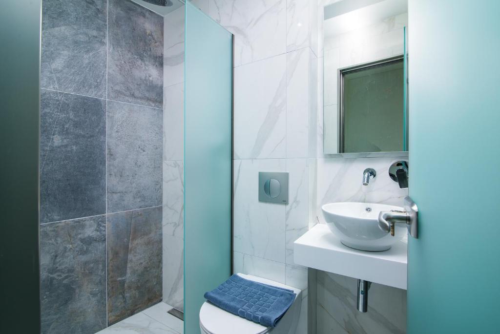 Koupelna v ubytování Molos Hotel