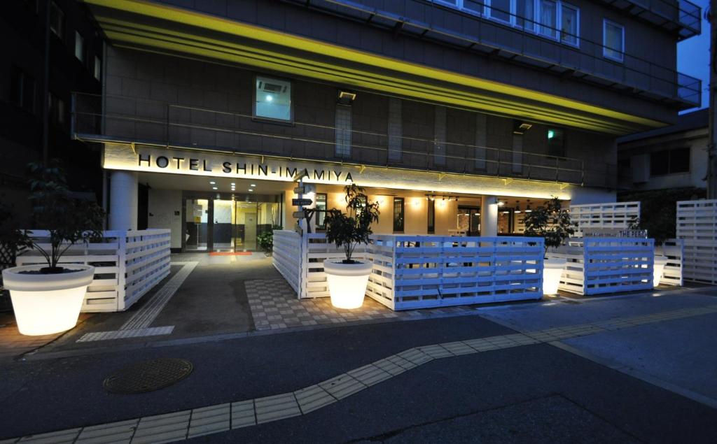 una entrada del hotel con macetas delante de un edificio en Hotel Shin-Imamiya, en Osaka