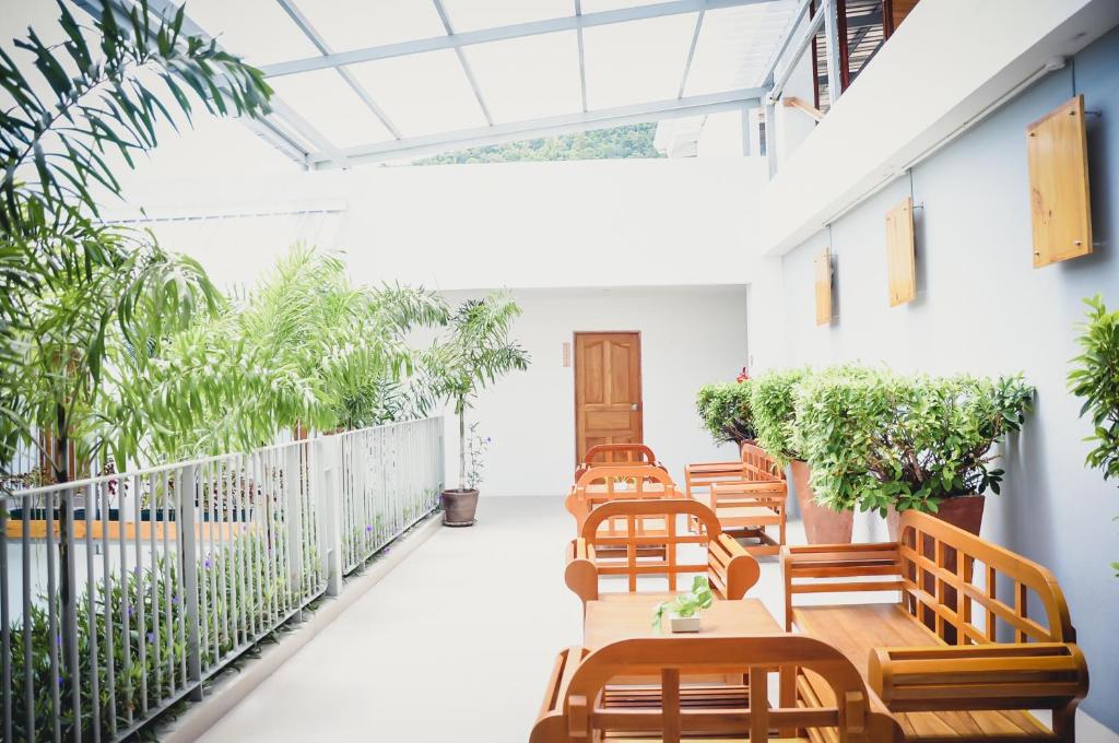 Balkón nebo terasa v ubytování Nonnee Hotel Kata Beach Phuket