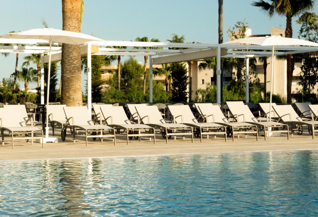 Bazén v ubytování Tomir Portals Suites - Adults Only nebo v jeho okolí