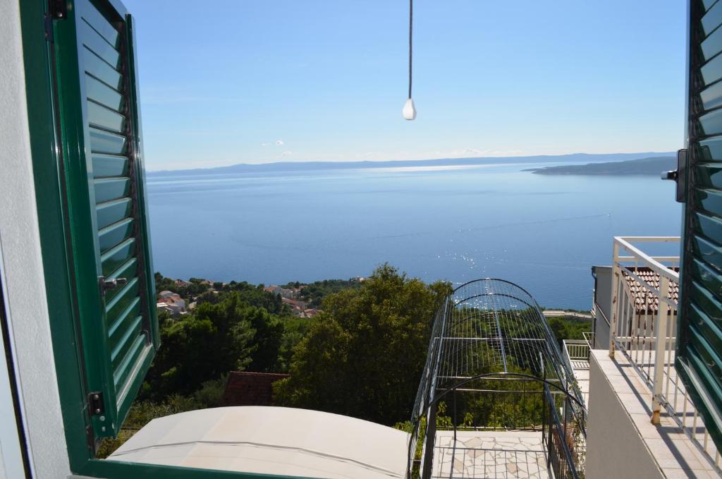uitzicht op het water vanaf een balkon bij House Marija in Brela