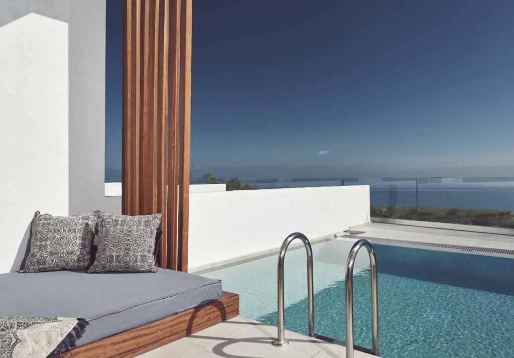 Bazén v ubytování Hotel St.John Suites Adults Only nebo v jeho okolí