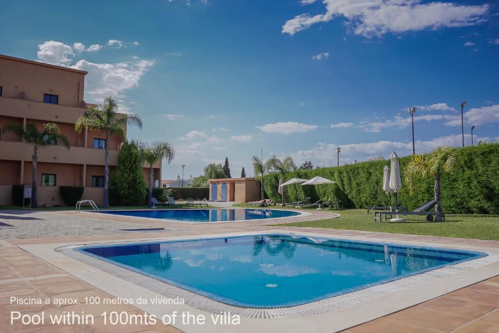 una piscina dentro de los alojamientos de la villa en Akivillas Quarteira Relax, en Quarteira