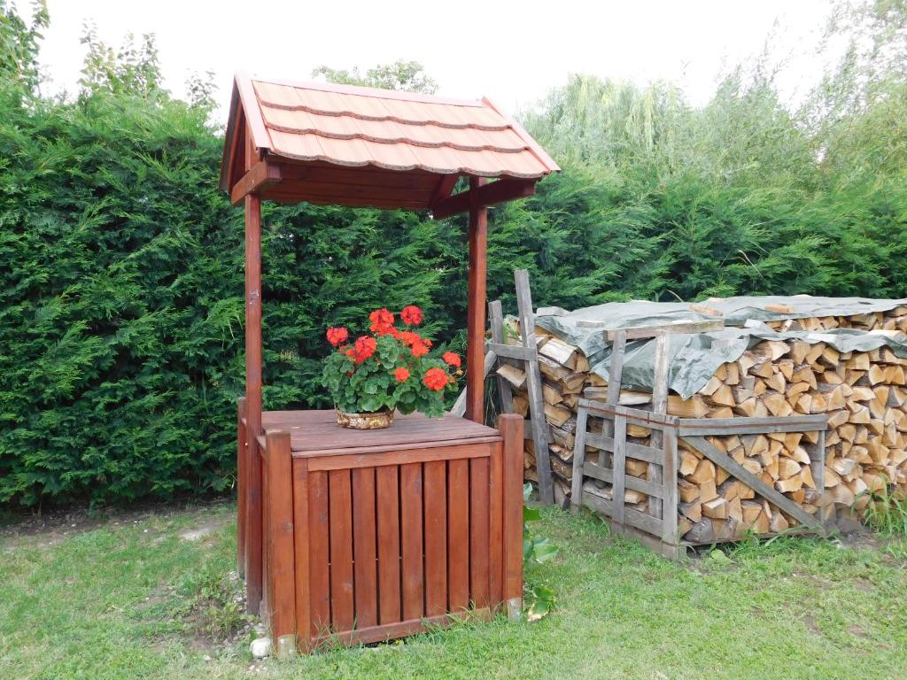 A garden outside Bodzavirág Apartman
