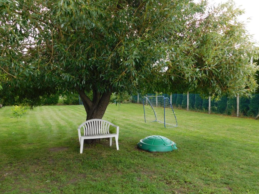 A garden outside Bodzavirág Apartman