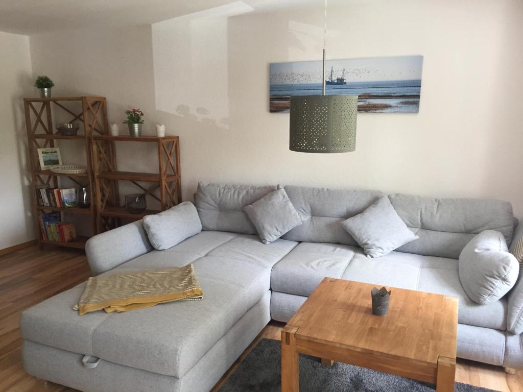 a living room with a couch and a table at Hafenperle in Tönning