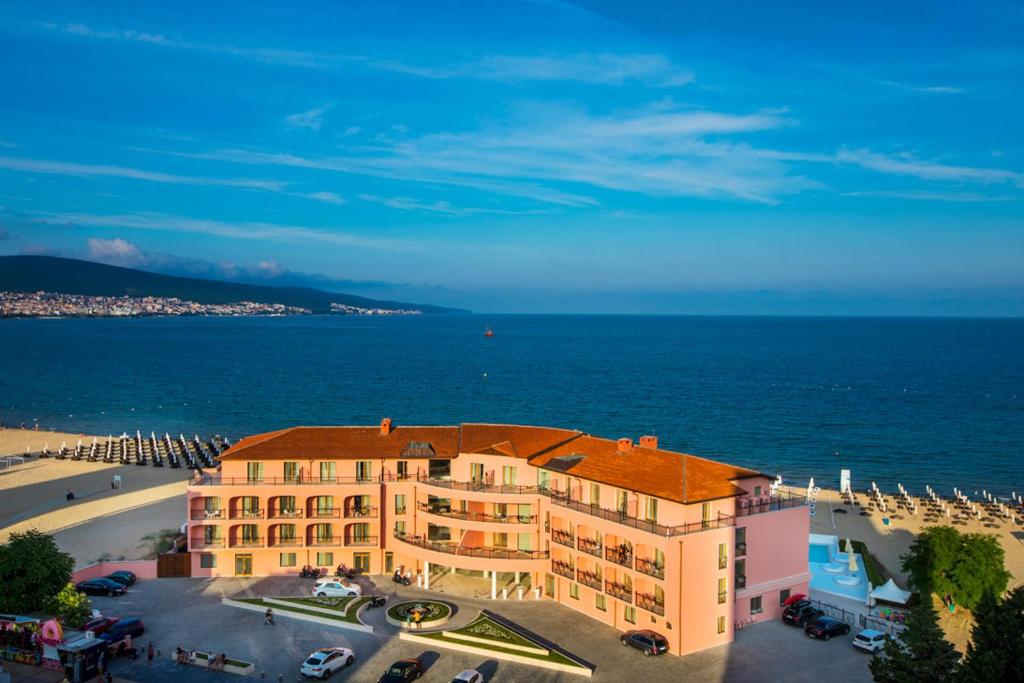 um edifício na praia junto ao oceano em Hotel Residence Dune - Free Beach Access em Sunny Beach