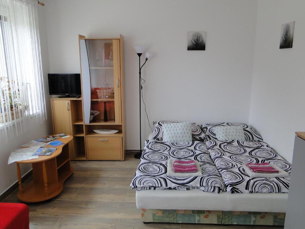 Stráž nad NežárkouにあるApartmán Lhotaのベッドとテーブル付きの小さな部屋