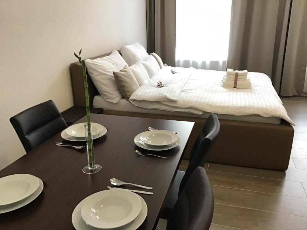 Postel nebo postele na pokoji v ubytování EURO APARTMENTS LIDICKÁ 39 BRNO