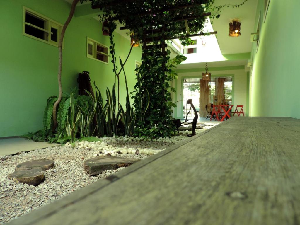 sala de estar con mesa y árbol en Pousada Vila Moana, en Maragogi