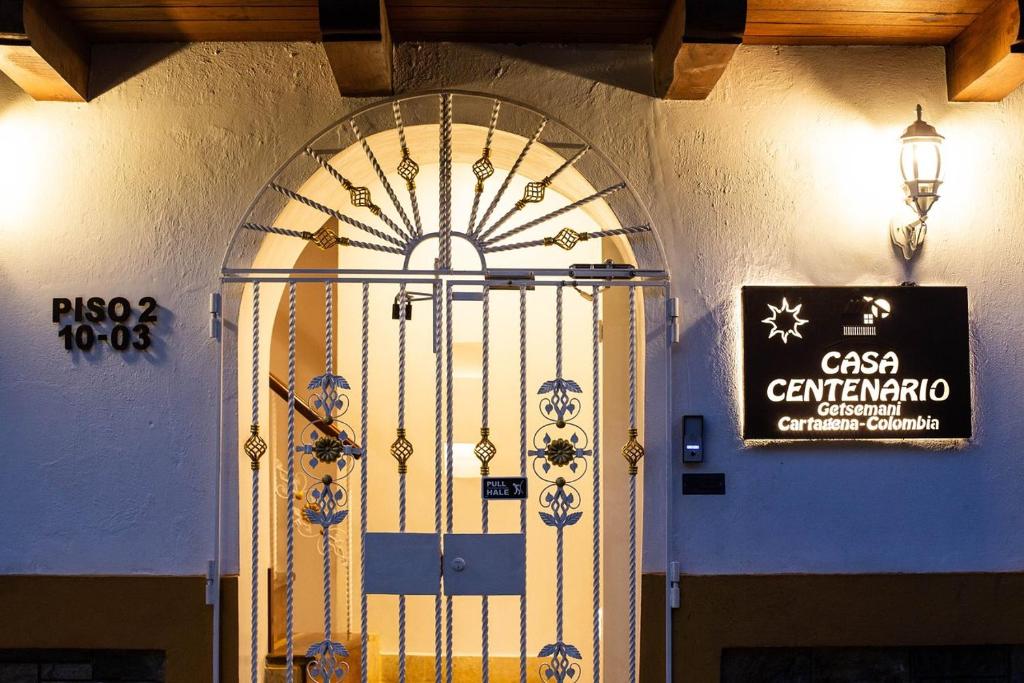 Una puerta en un edificio con un cartel. en Casa Centenario en Cartagena de Indias
