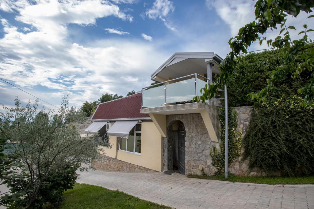 Zgradba, v kateri se nahaja apartma