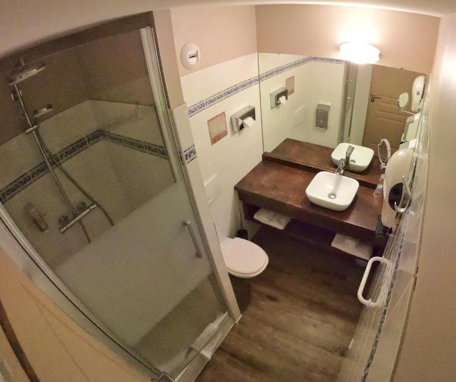 Koupelna v ubytování Hôtel Les Arches