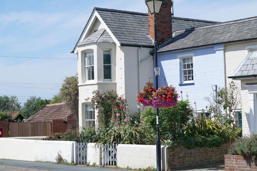 オールドバラにあるThe Corner Cottage, Aldeburghの通りの光が差し込む家