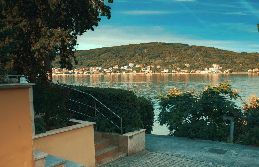 einen Blick auf einen Wasserkörper aus einem Gebäude in der Unterkunft Apartments Osljak in Preko