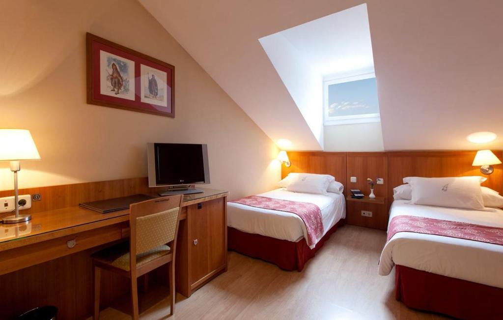 Postel nebo postele na pokoji v ubytování Ateneo Puerta del Sol