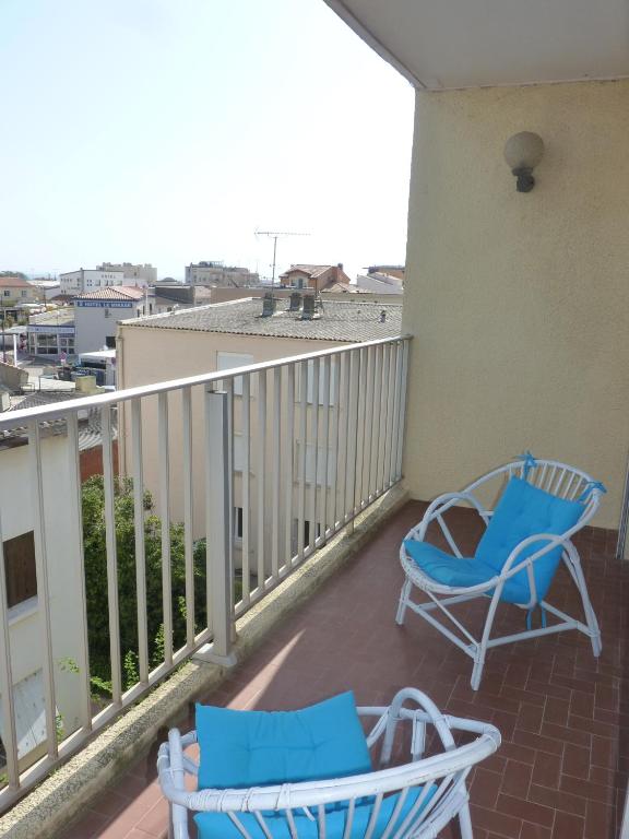 d'un balcon avec deux chaises. dans l'établissement Appartement T3, 6 couchages, Le Montreuil, Narbonne Plage, à Narbonne-Plage