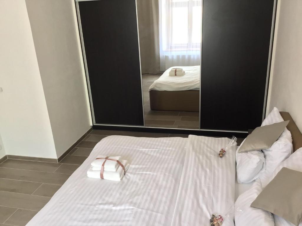 Postel nebo postele na pokoji v ubytování EURO APARTMENTS LIDICKÁ 39 BRNO