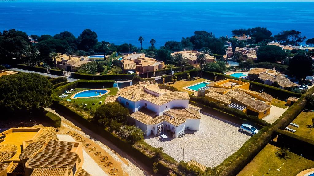 una vista aérea de una casa con piscina en Porto Mos Residence en Lagos