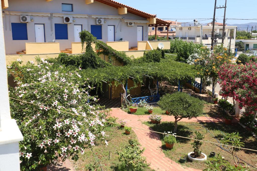 - une vue depuis le balcon d'une maison fleurie dans l'établissement Vias, à Néapolis