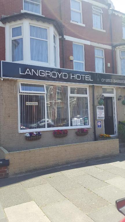 una señal de hotel con farola en la parte delantera de un edificio en Langroyd Hotel, en Blackpool